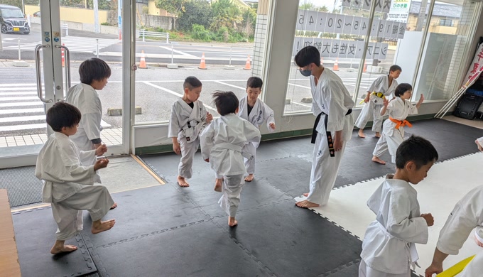 道場で稽古に取り組む子どもたち（フルマット完備）