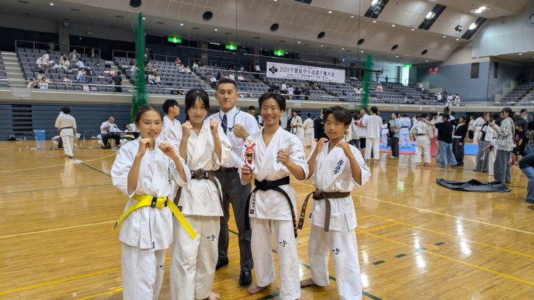 大会で入賞した道場生と指導者
