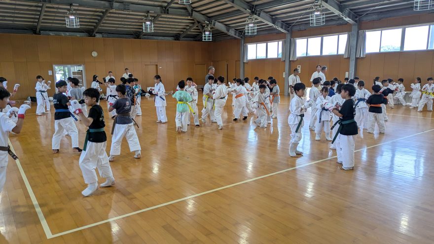 学年別の組手稽古