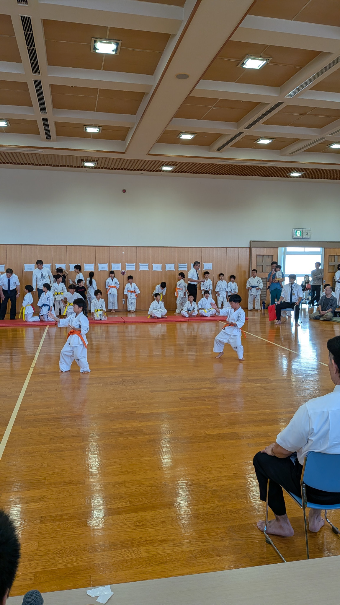 千葉中央支部型交流試合で型を演武する選手